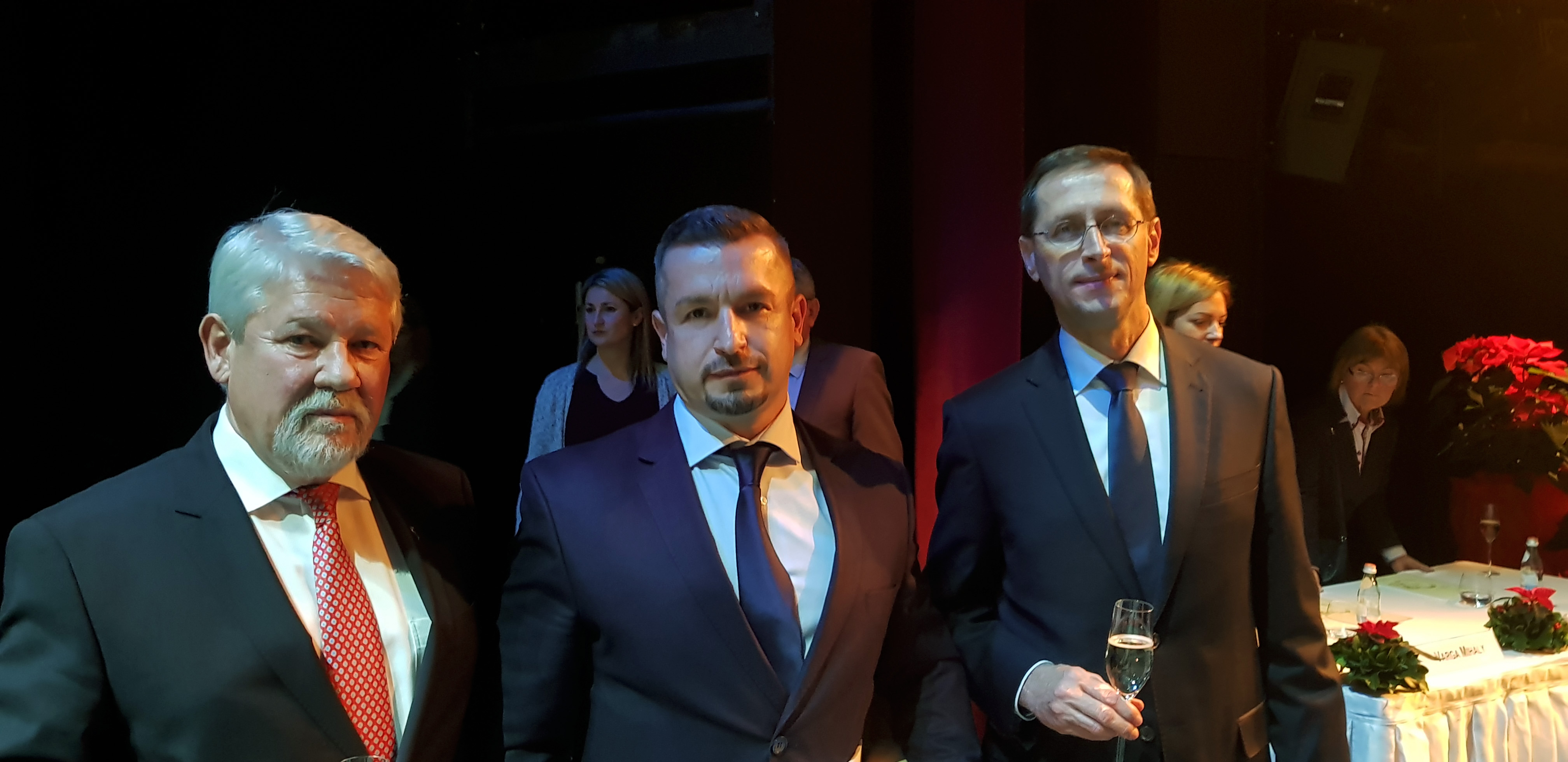Balról jobbra a képen: Tolnay Tibor (a VOSZ elnöke), Szabolcs Péter és Varga Mihály (pénzügyminiszter)