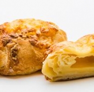 Croissant füstölt sajttal töltve